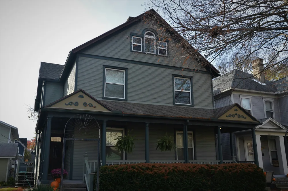 Real-estate exterior before VisuGenie enhancement